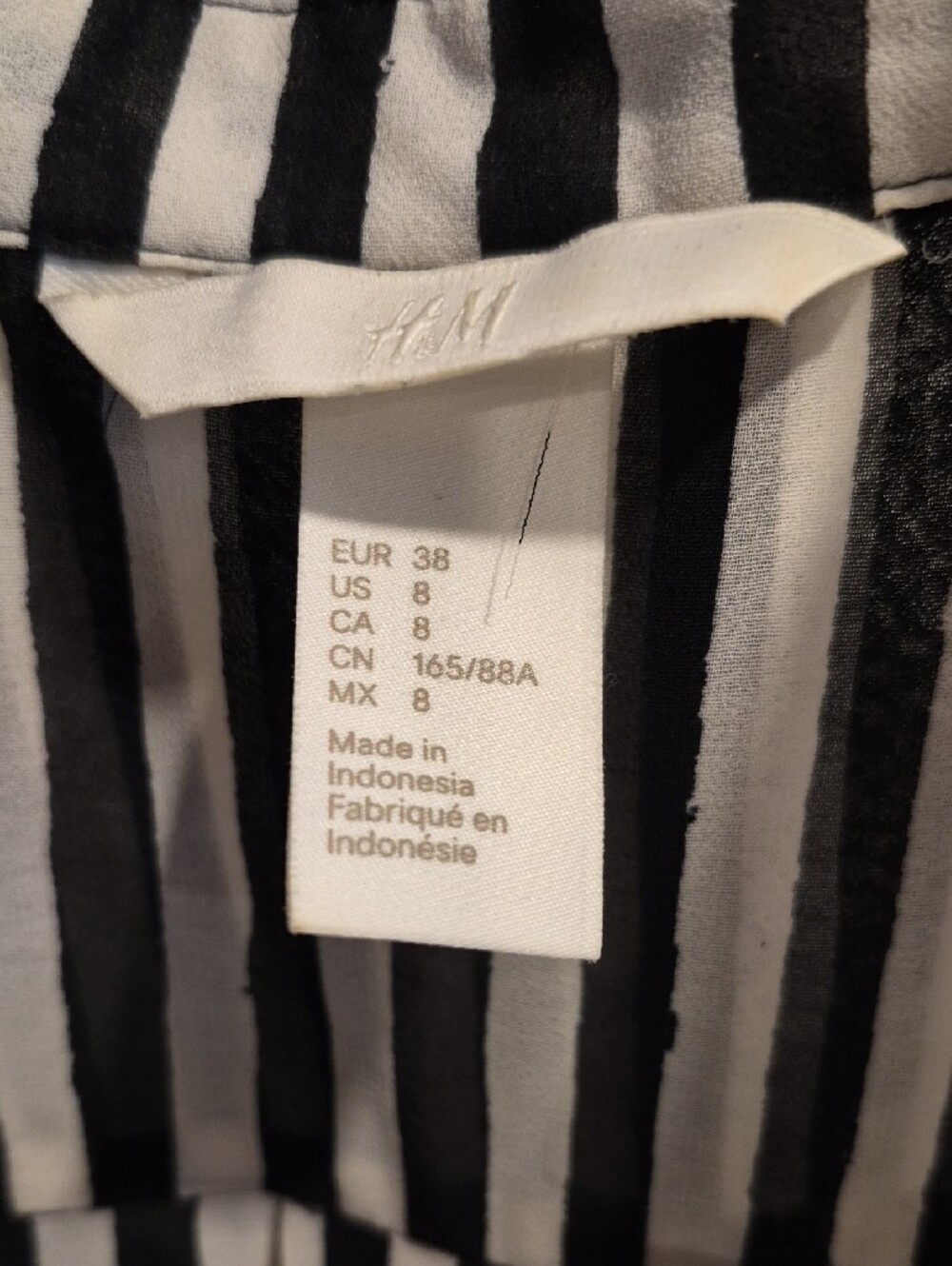 💥💙 H&M Black & White Vertical Stripe Sleeveless Button-Up Camisole - Picture 3 of 3